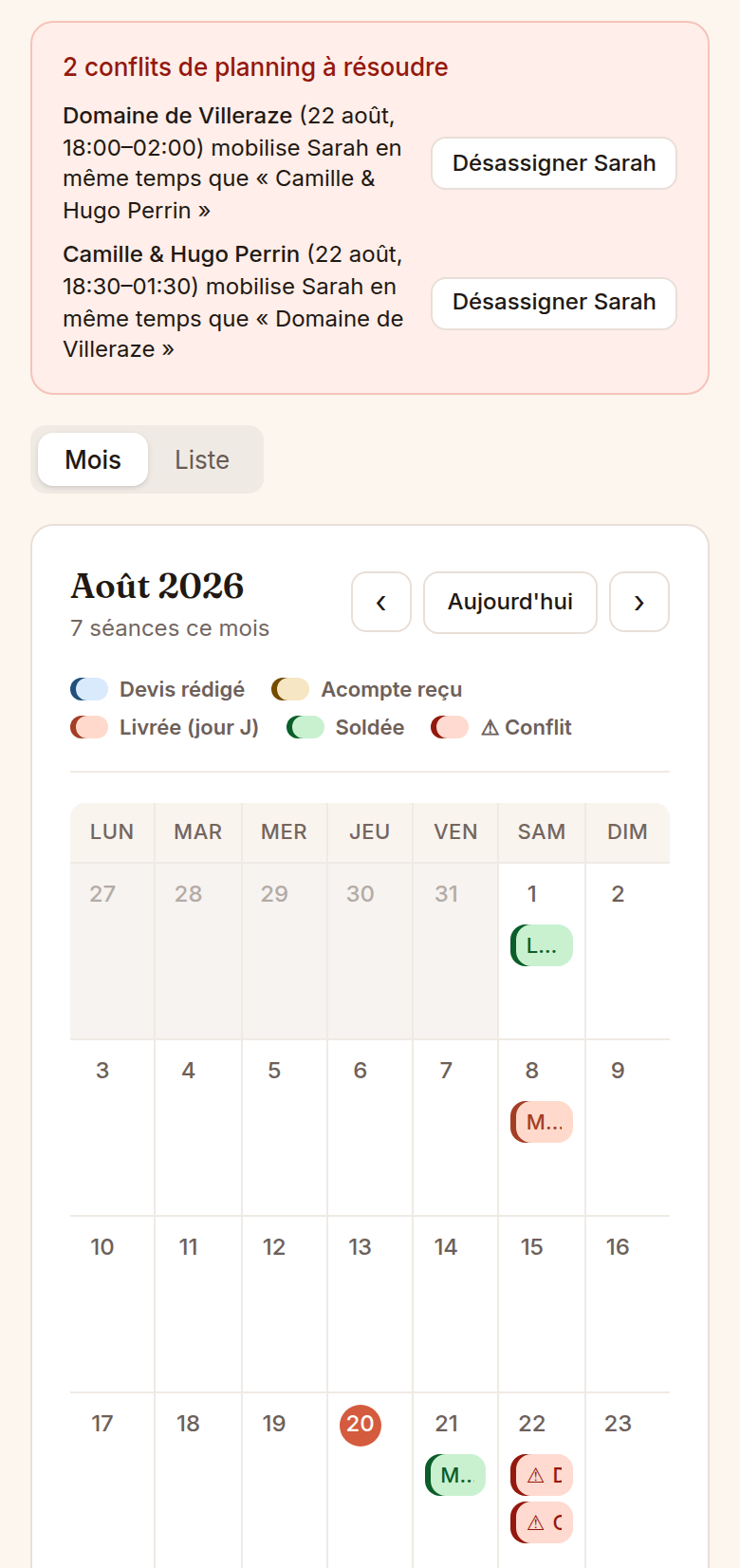 Le calendrier de Bornia sur un téléphone, avec la grille du mois et les réservations colorées selon leur avancement.